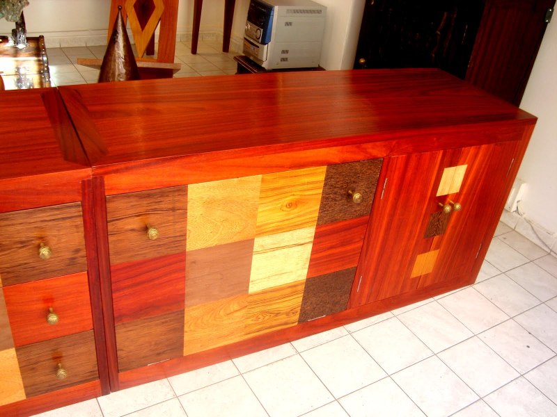 MEUBLE TV ESSE EN 2 PARTIES NGUILANE 1 EN BOIS PADOUK ET DAMIER DE MULTIBOIS