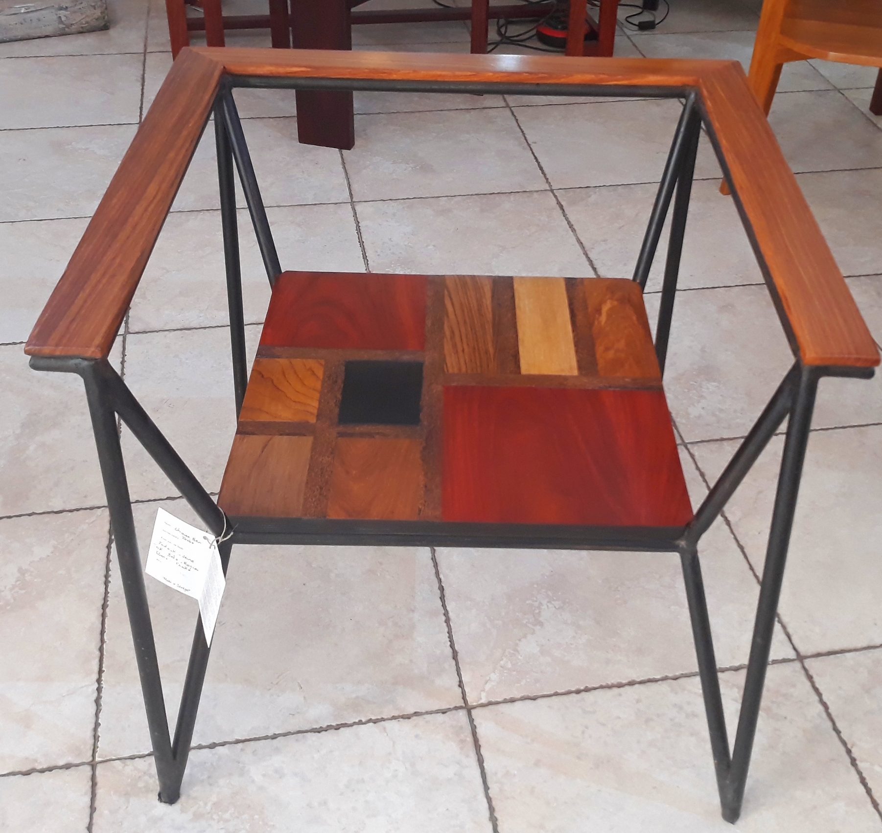 Fauteuil Pikine carré en fer et bois précieux Joëlle le Bussy